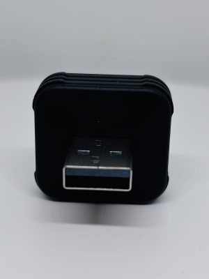 Штекер адаптера TSync Go для підключення до штатного USB-порту авто⁠