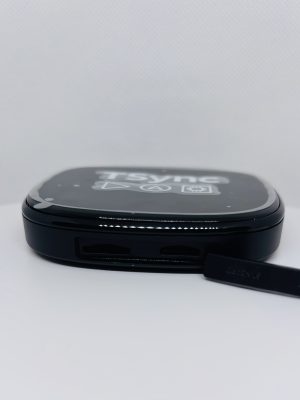 TSync One — слоти Nano-SIM і microSD збоку корпусу